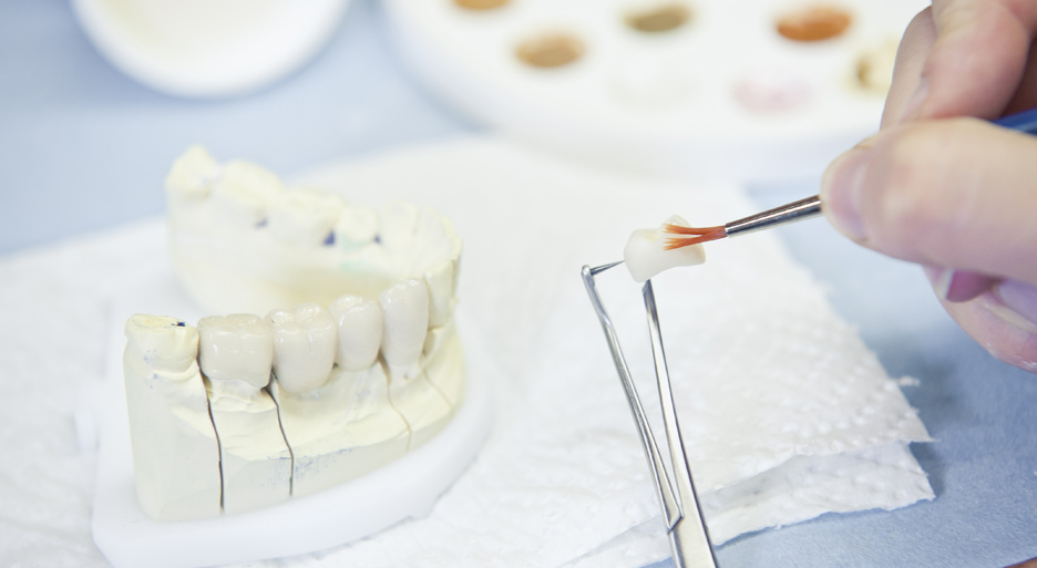 Kỹ thuật viên chế tác răng sứ thẩm mỹ phải có trình độ chuyên môn