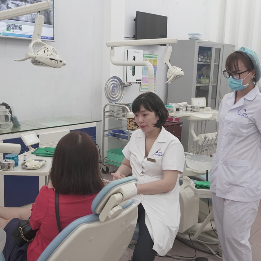 Bọc răng sứ điều trị móm