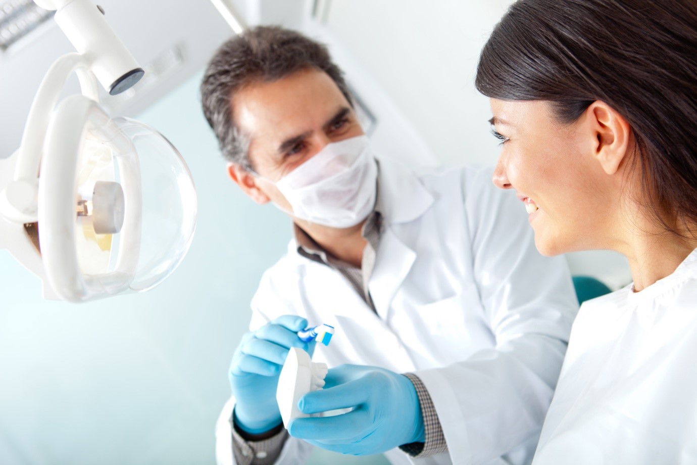 Nha sĩ của nha khoa uy tin o hai phong sẽ cung cấp những hướng dẫn cần thiết để bạn có chế độ chăm sóc răng tốt hơn